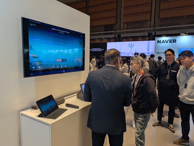 Jim Riley, President of US Division at Stingray with Chang-Hyeon Song, President Hyundai Motor Group AVP, CEO 42dot