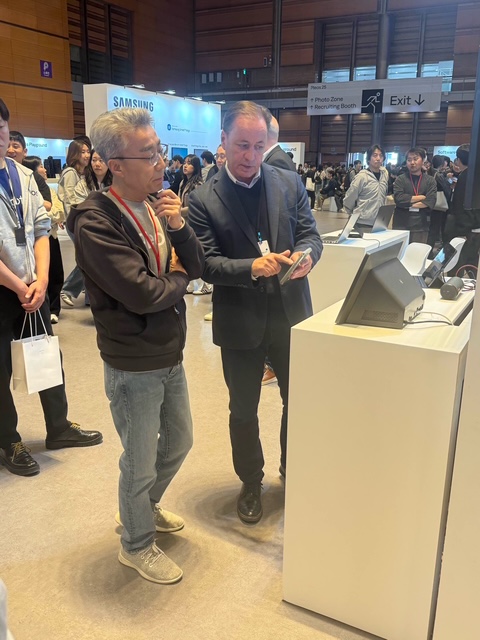 Jim Riley, President of US Division at Stingray with Chang-Hyeon Song, President Hyundai Motor Group AVP, CEO 42dot